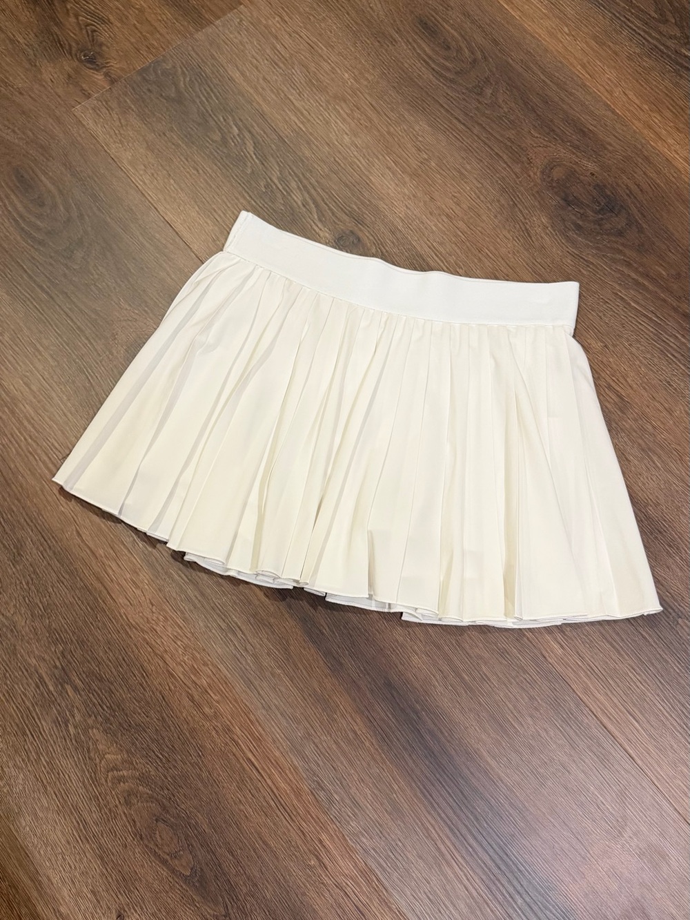 Aritzia TnAction White Pleated Tennis Skirt Size M